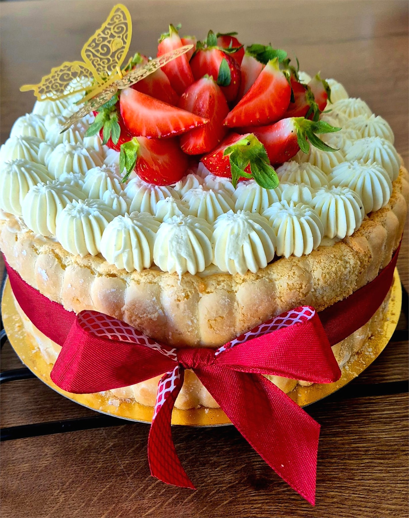 Charlotte aux fraises avec ruban rouge