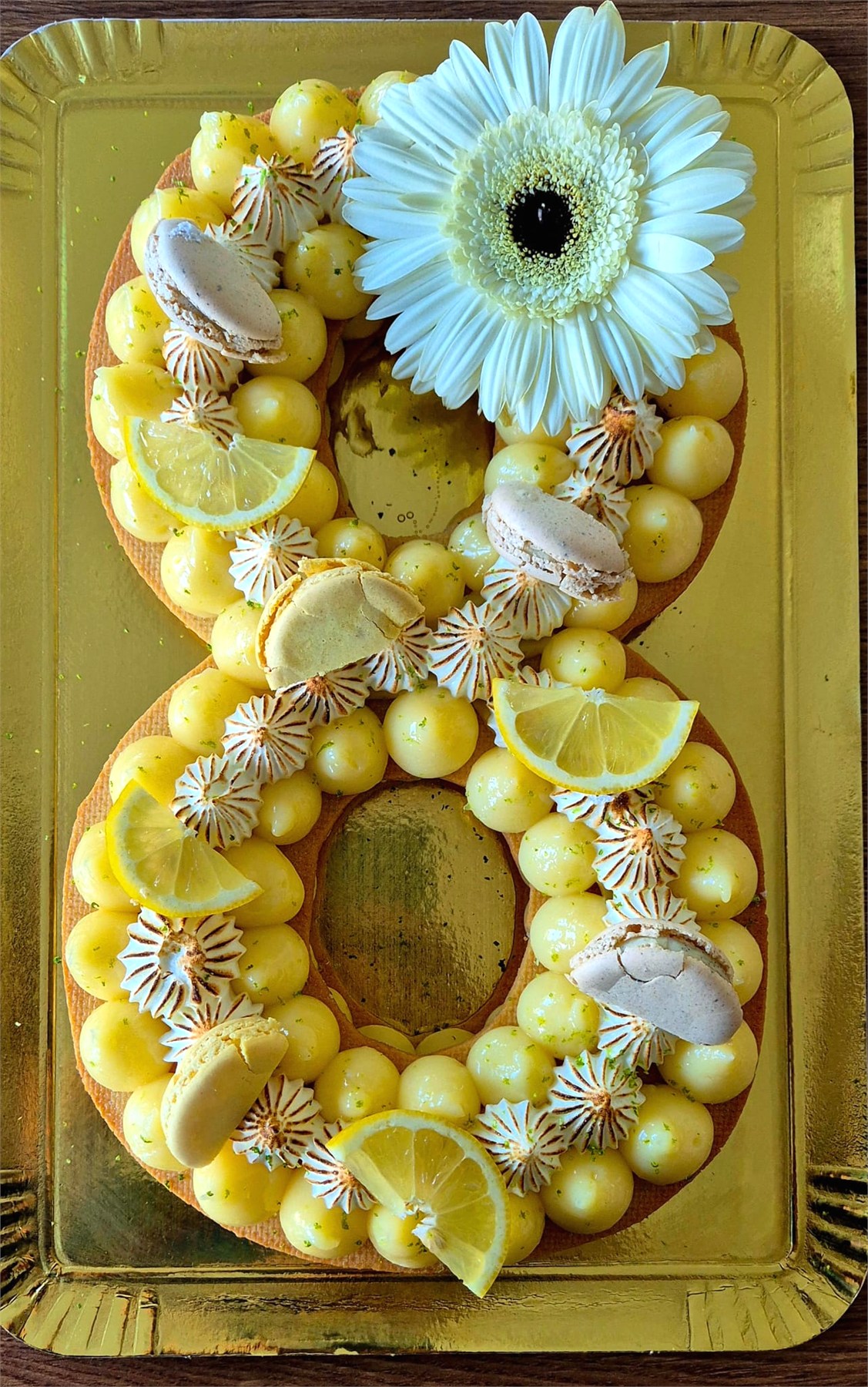 Number pastry citron en forme de huit
