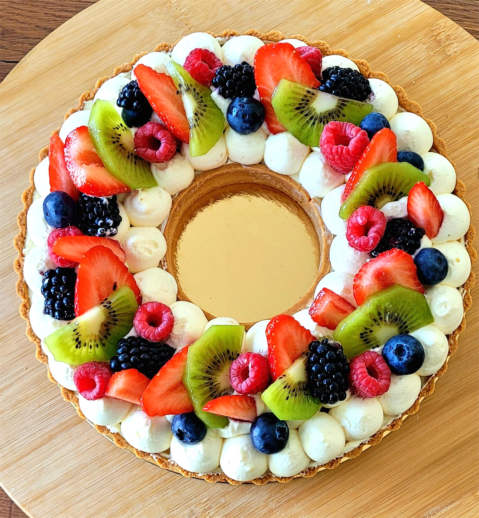 Tarte aux fruits frais avec kiwi, fraise, myrtille et framboise