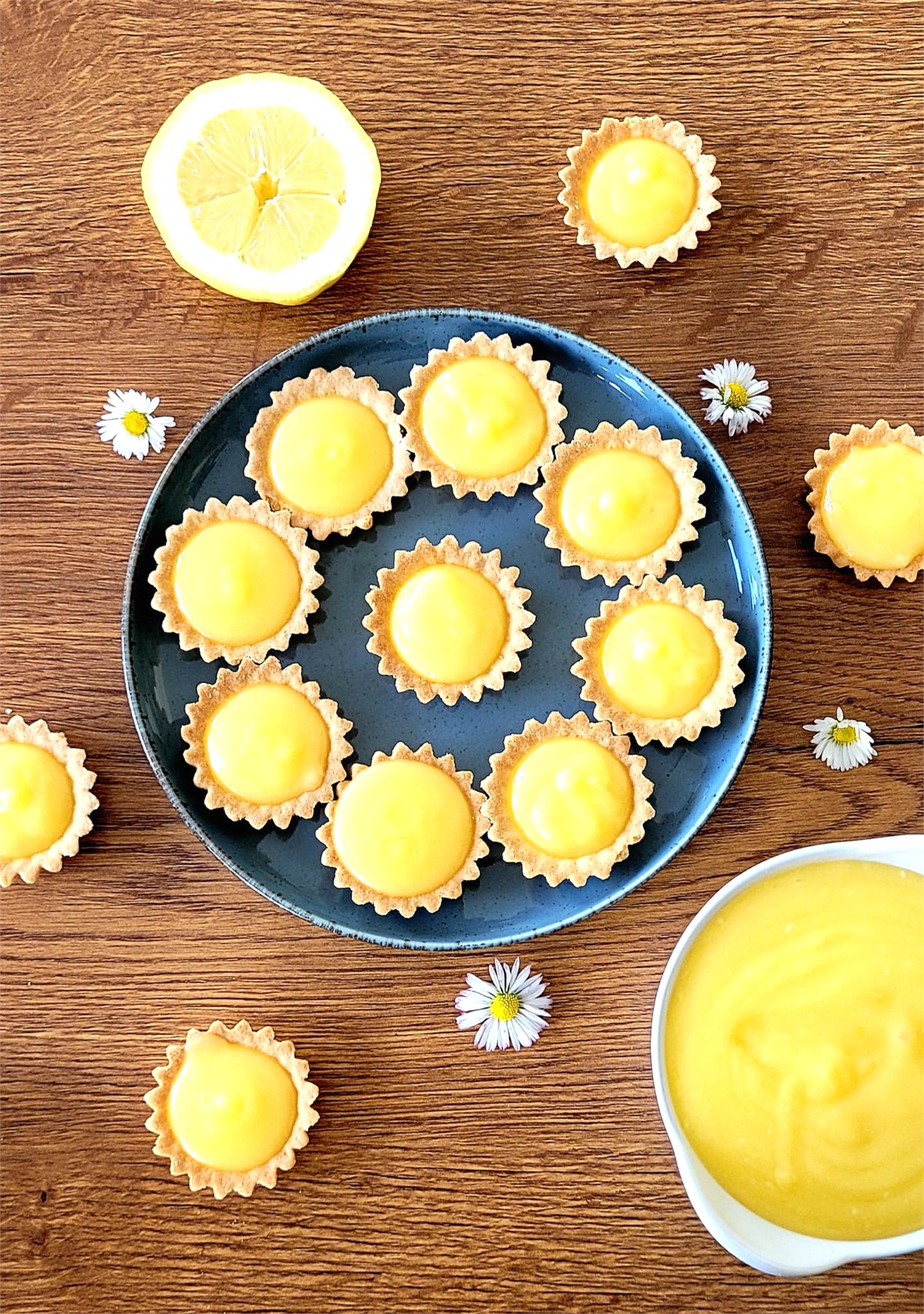 Mini tartelettes citron sur assiette bleue