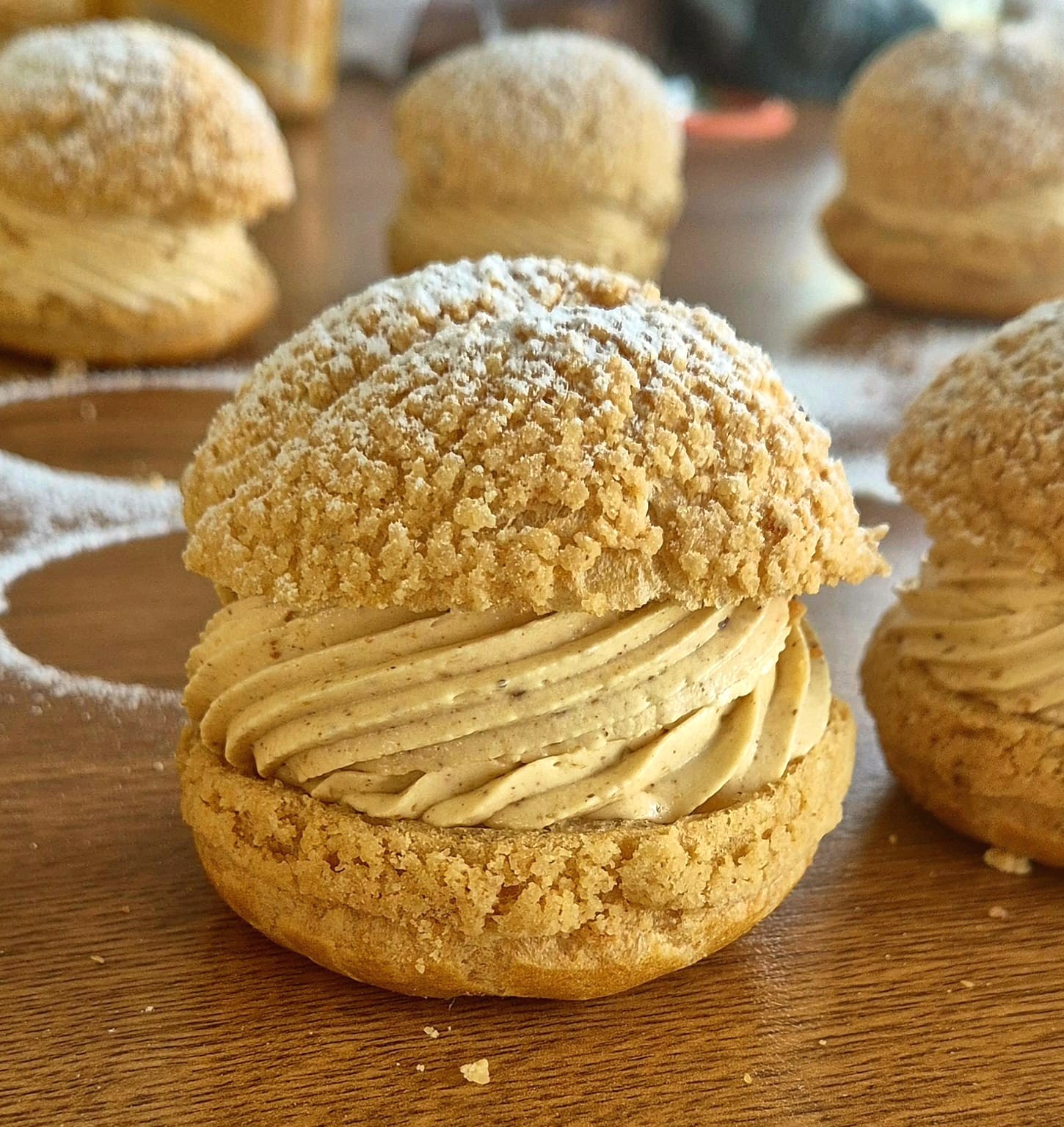 Choux craquelin garnis de crème pralinée