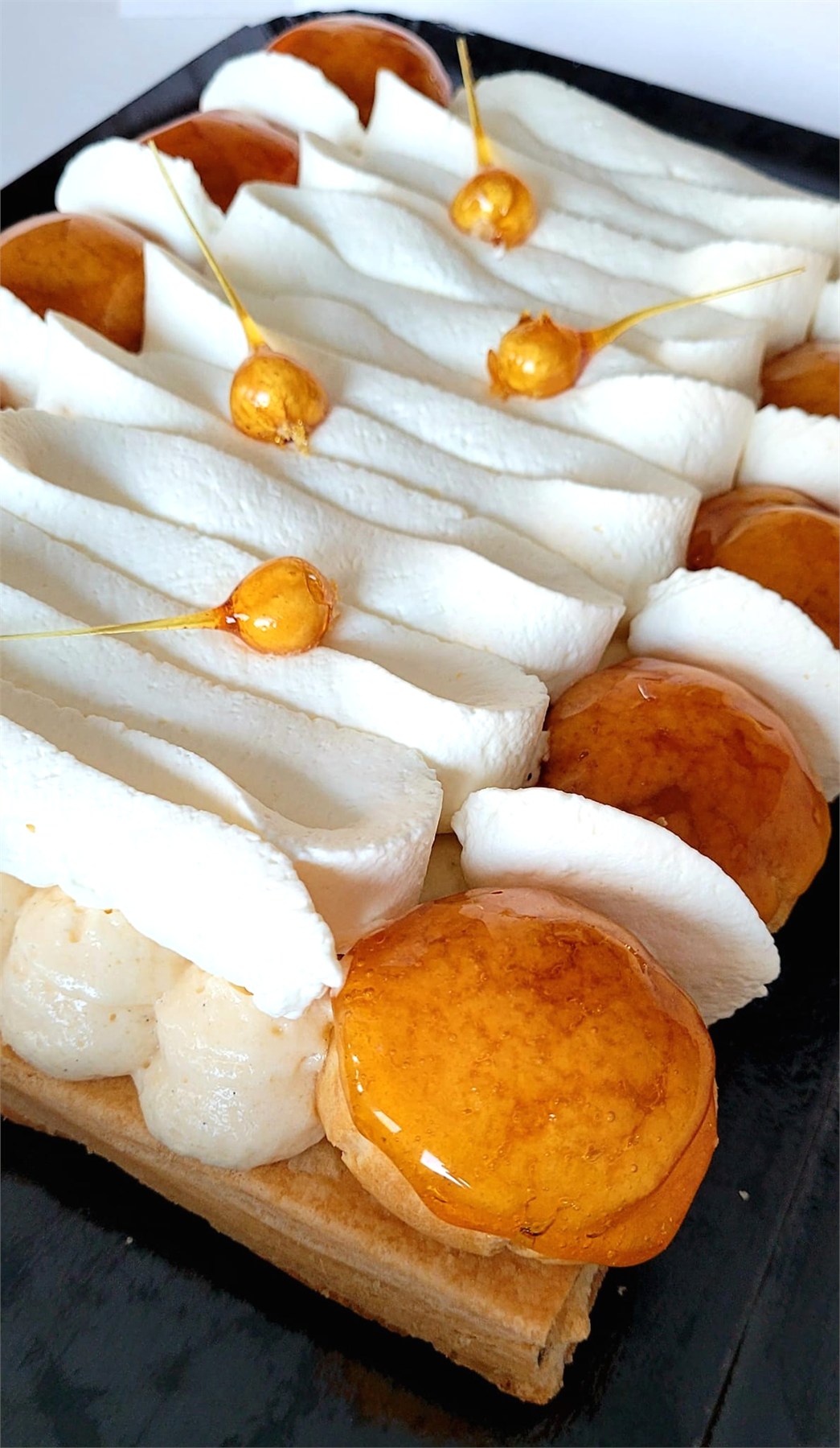 Saint-Honoré vanille caramel avec choux glacés