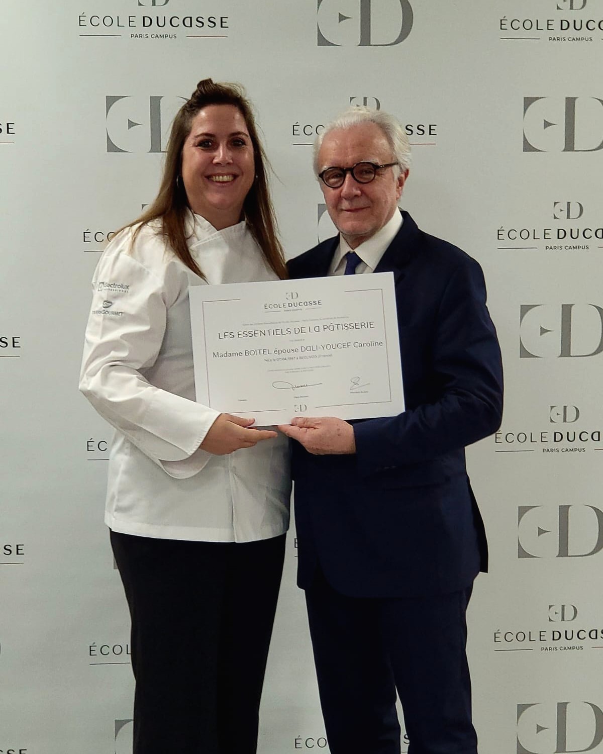 Caroline BOITEL recevant son certificat à l’École Ducasse